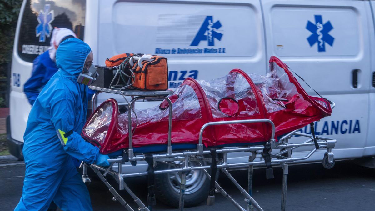 Sanitarios transportan a enfermo de coronavirus.