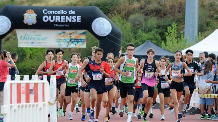 Los jóvenes deportistas, tomando la salida. |  // F. CASANOVA