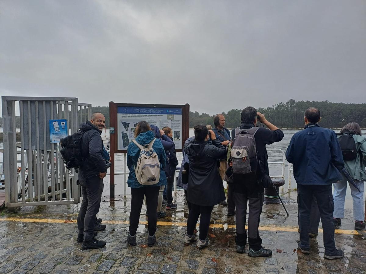Asistentes a la visita guiada a la isla de Cortegada para disfrutar de su flora y su fauna.