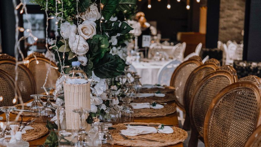 Mesa profusamente decorada en una boda.