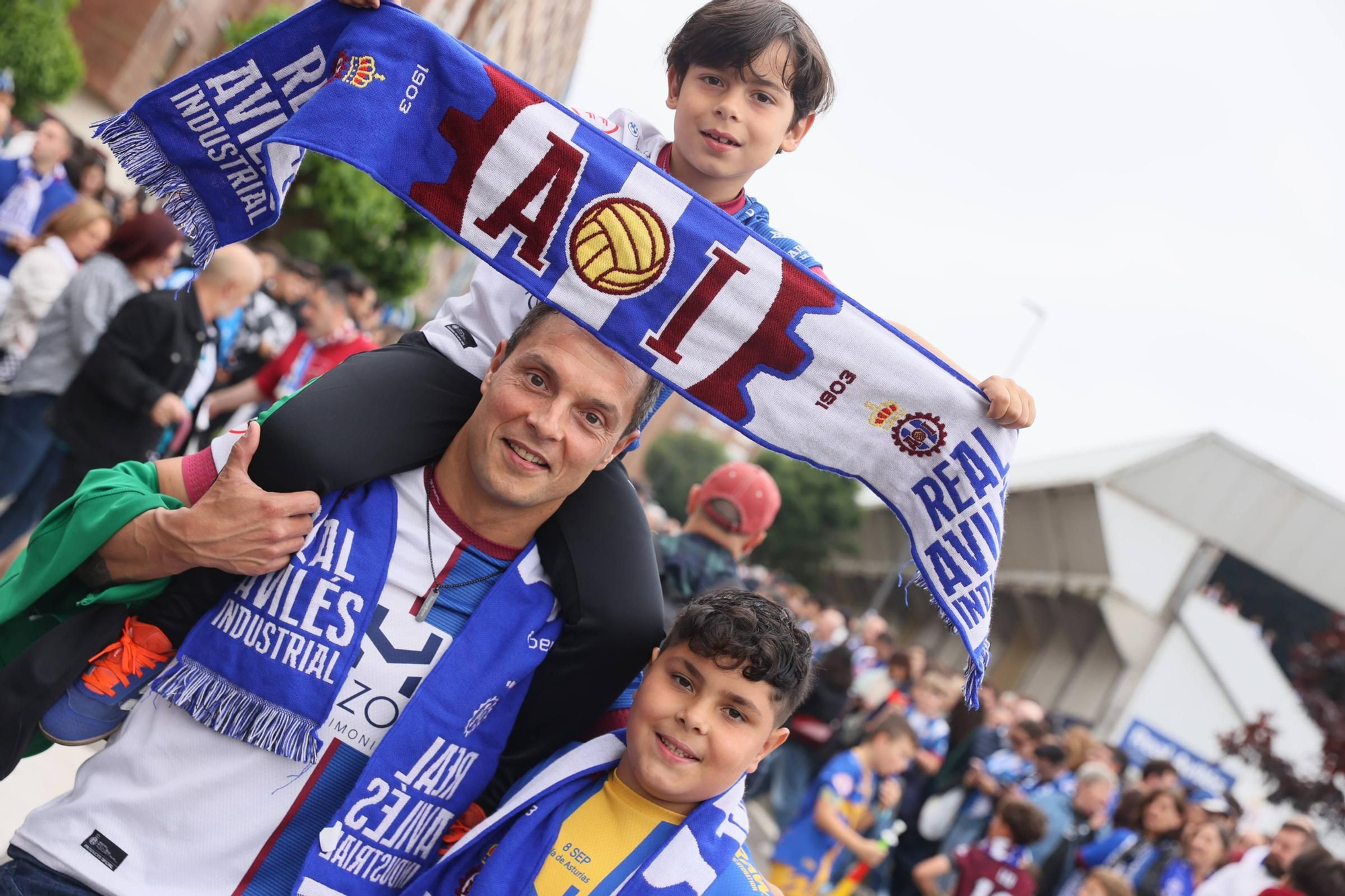 EN IMÁGENES: Avilés se tiñe de blanquiazul para la final por el ascenso ante el Rayo Majadahonda