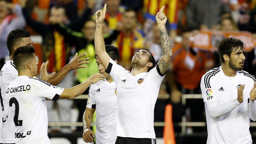 Los jugadores del Valencia celebran el gold e Alcácer.