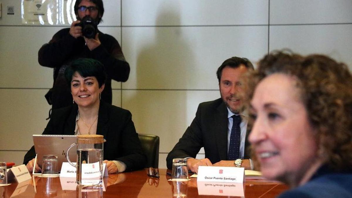 Óscar Puente y Ester Capella se reúnen para constituir la comisión política para el traspaso de Rodalies.