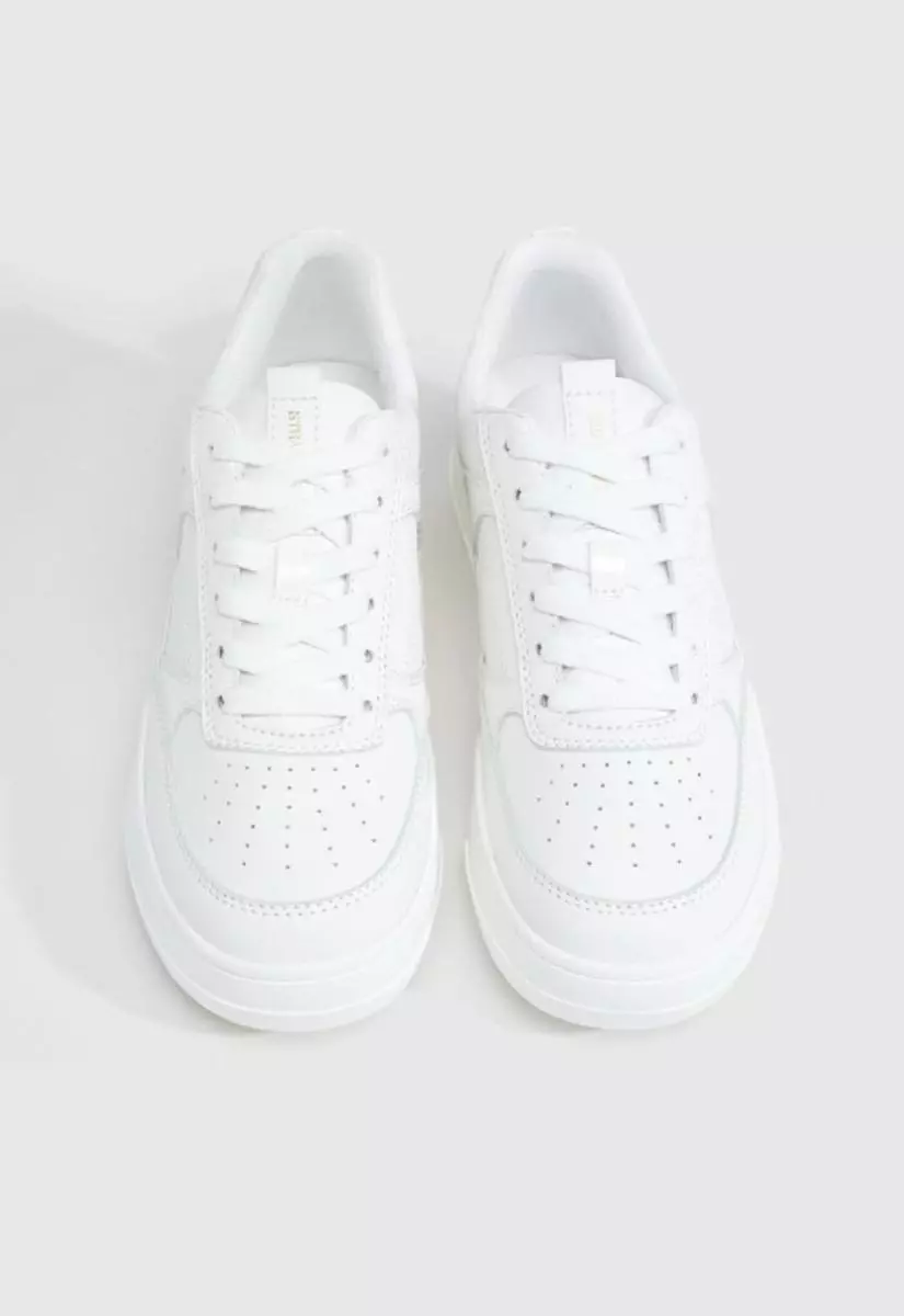 ¡Stradivarius te da la oportunidad que estabas esperando! Los imperdibles chollazos de por menos de 10 euros 9 Moncloa Zapatillas deportivas blancas: versatilidad y estilo en cada paso