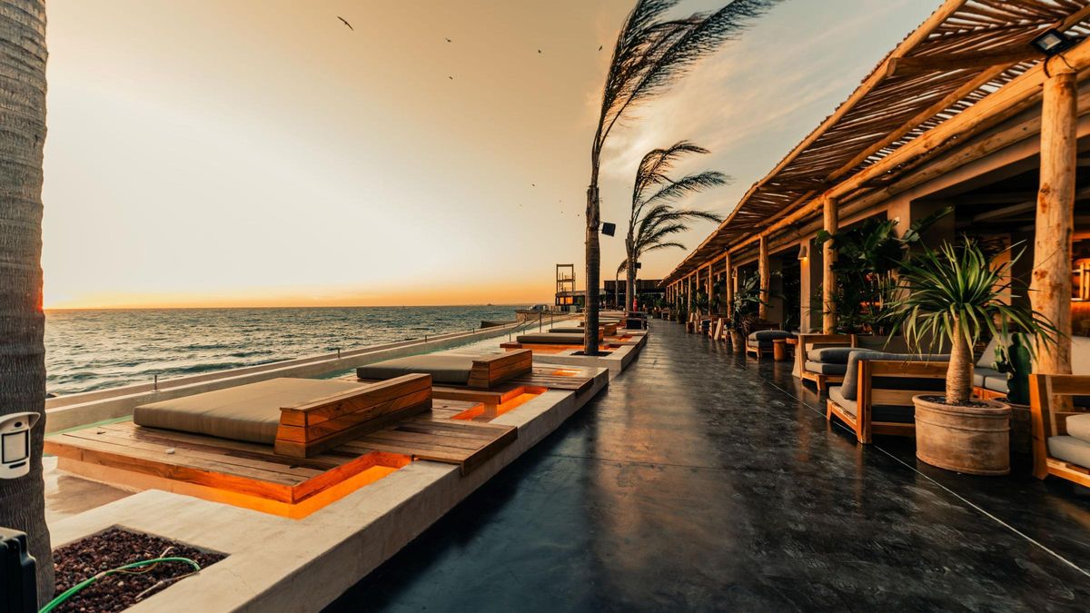 Calachica: el 'beach club' de Cádiz donde saborear atún rojo de almadraba con vistas únicas al Atlántico