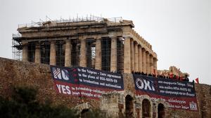 Pancartas contra el acuerdo con Macedonia en el Partenón.