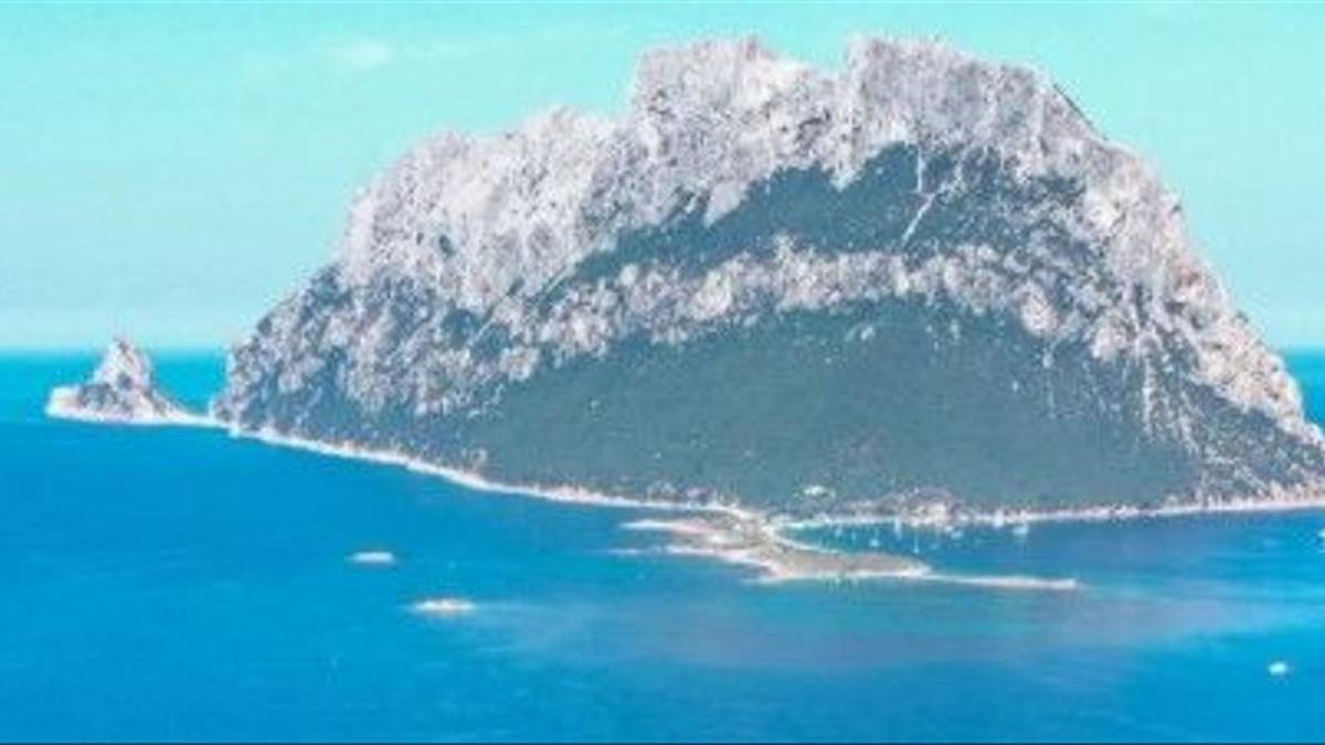 La isla de Tavolara y, junto a ella, el peñasco similar a es Vedrà.