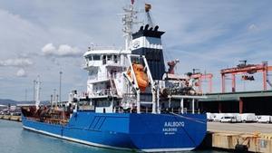 La gabarra Aalborg, amarrada en el Port de Barcelona.