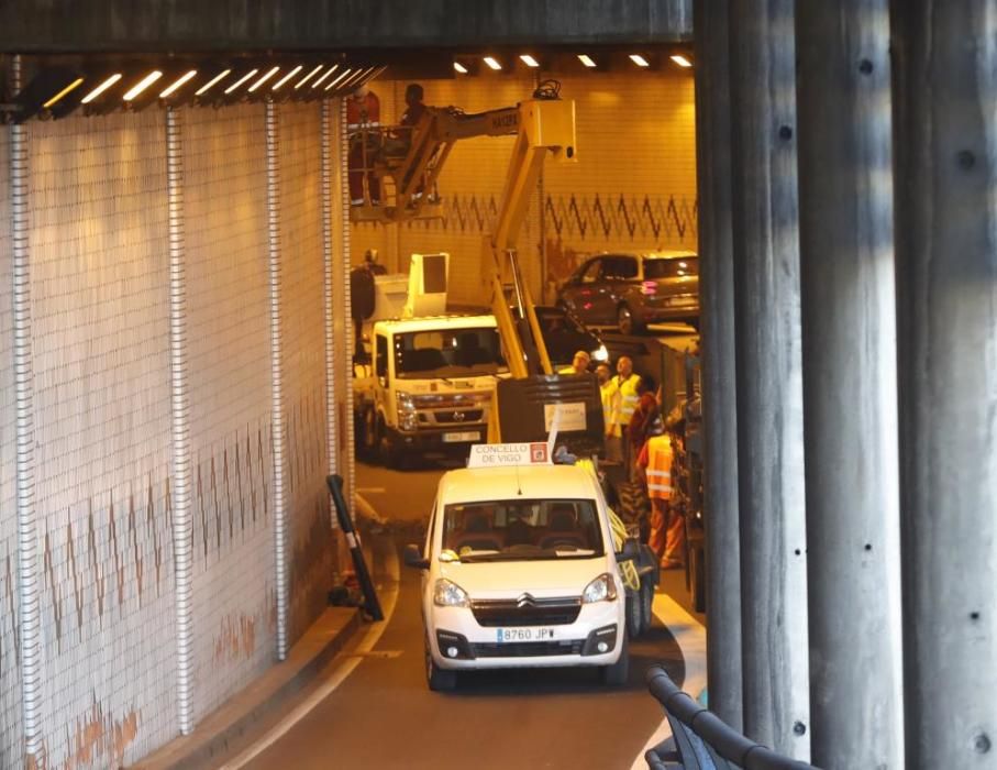 Un desprendimiento de azulejos corta una salida del túnel de Beiramar