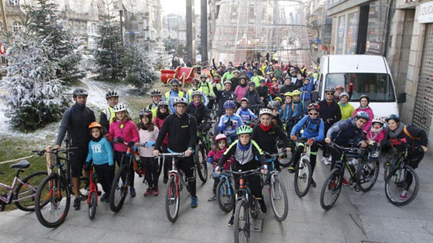 Los ciclistas en Porta do Sol antes de la salida de la marcha. // A. Villar