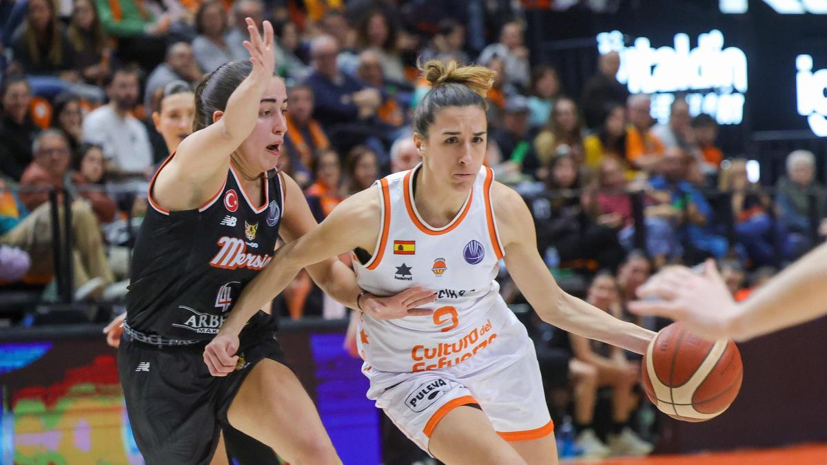 Queralt Casas, en una acción ante Mersin en el partido de ida en La Fonteta.