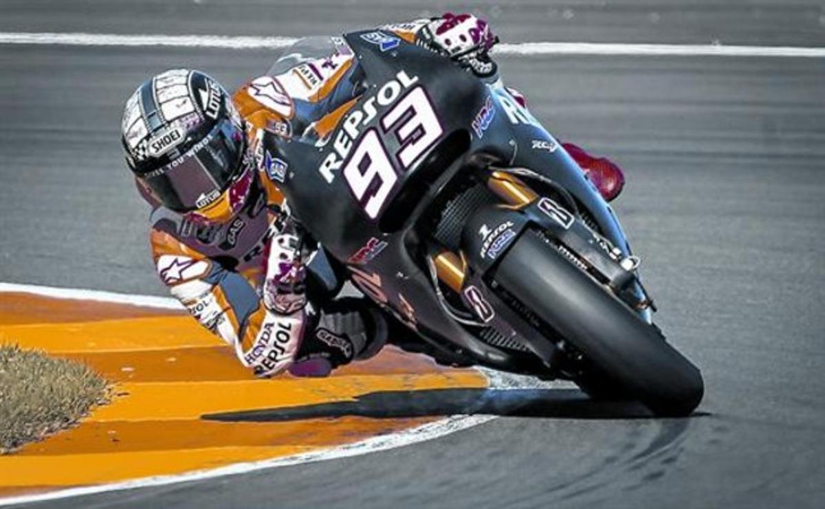 Marc Márquez va seguir fregant el terra amb el colze amb l’Honda del 2014 a Xest. Marc Márquez va seguir fregant el terra amb el colze amb l’Honda del 2014 a Xest.