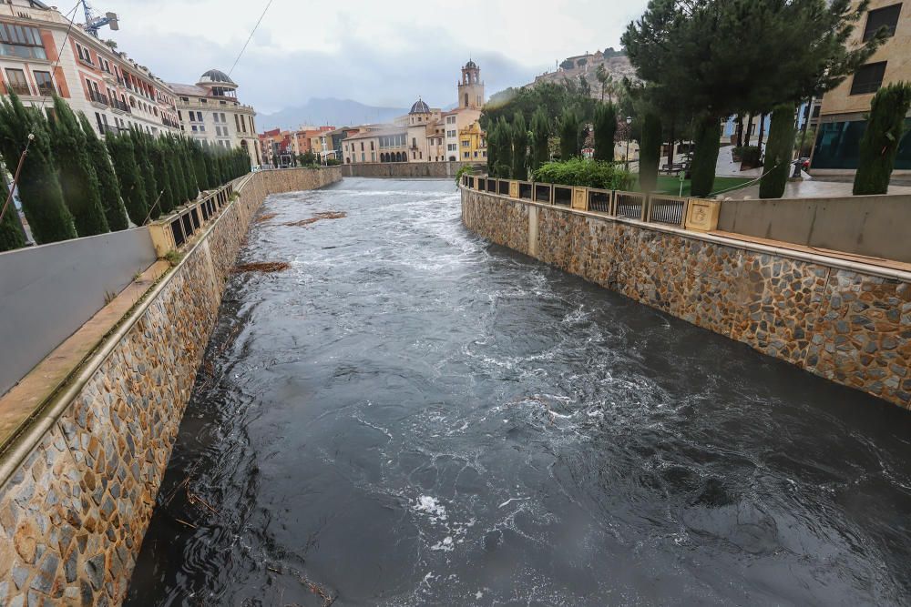 Las lluvias aumentan el caudal del Segura en Orihuela y causan problemas en algunos viales