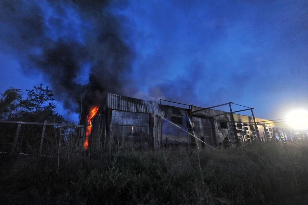 Arde una tienda de neumáticos en Murcia