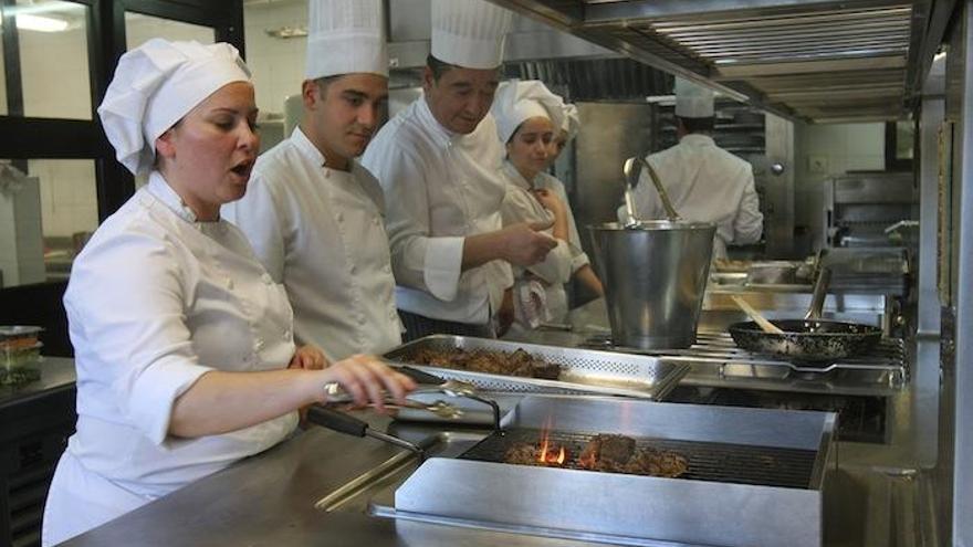 La Cónsula suspende el curso y cierra el restaurante hasta que no quede integrada en el SAE.