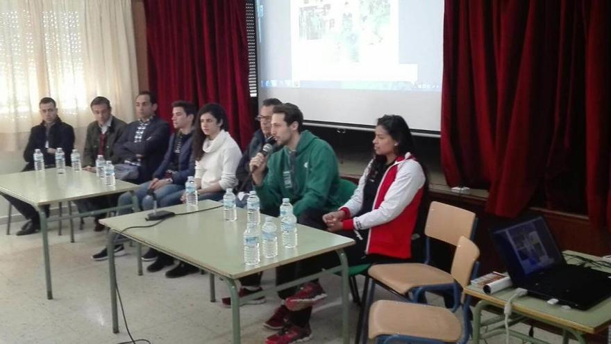 Carlos de Cobos asiste al IES Campanillas para hablar de deporte y educación