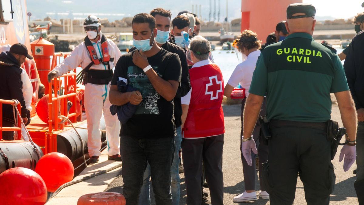 42 Inmigrantes más de varias pateras suben a 65 los interceptados en la vecina provincia de Alicante