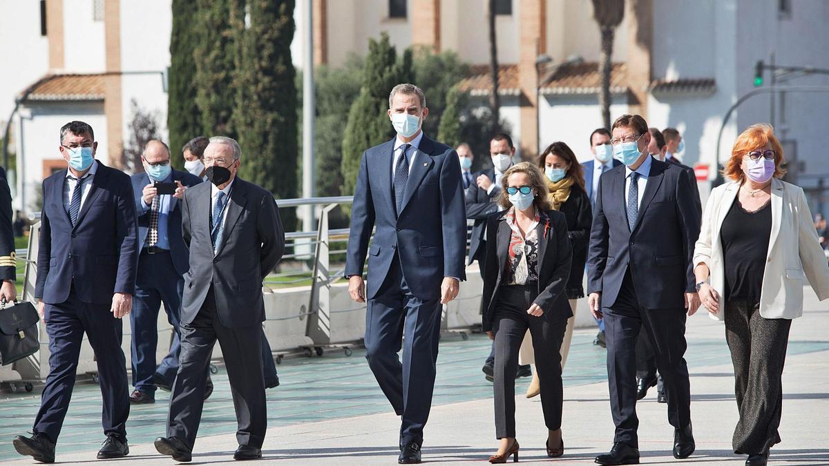 Enric Morera, Isidre Fainé,Felipe VI, Nadia Calviño, Ximo Puig y Gloria Calero, ayer en el acceso al Palau de les Arts en Valencia. |   // F. BUSTAMANTE