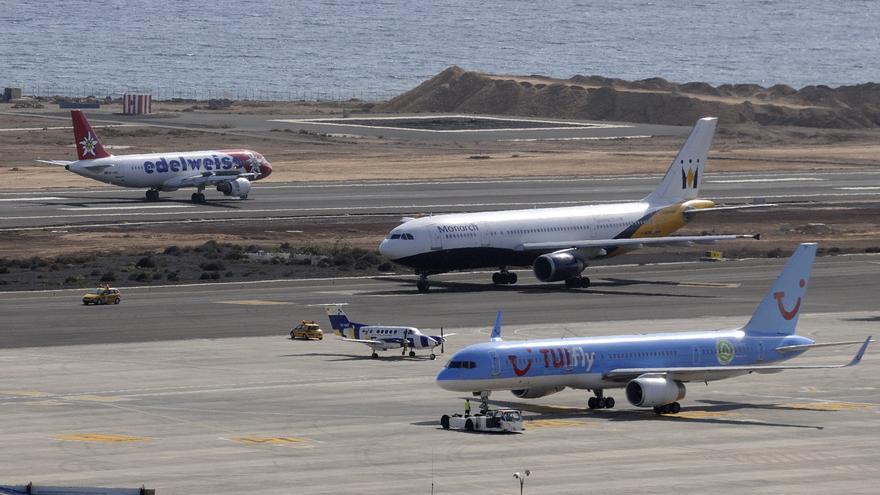 PSOE y PP respaldan probar una ruta aérea entre Canarias y la Península con precios máximos