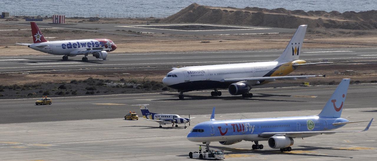 Varios aviones en el aeropuerto de Gran Canaria.
