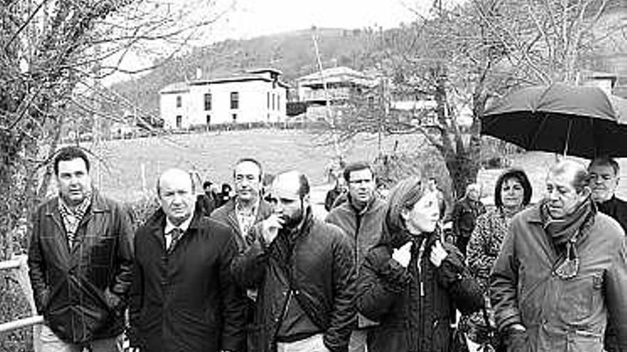 La comitiva, ayer, durante su visita al núcleo moscón de Bayo.