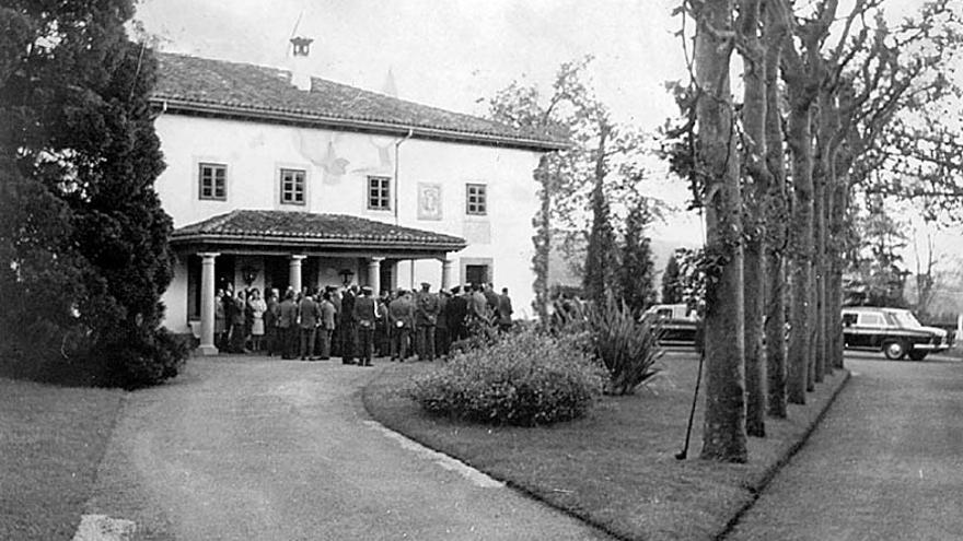 El exterior de la casa de La Piniella, en una foto antigua de la época en la que era frecuentada por Franco