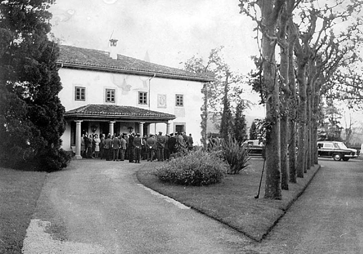 El exterior de la casa de La Piniella, en una foto antigua de la época en la que era frecuentada por Franco