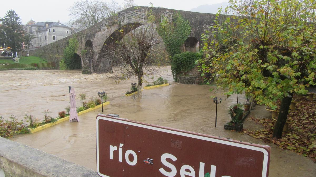 Inundaciones en Asturias: la lluvia complica la situación en muchos puntos de la región, con alerta amarilla y de desbordamientos