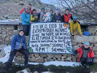 El grupo de montaña de Plasencia ‘toca’ el cielo con Robe en la puesta de su belén