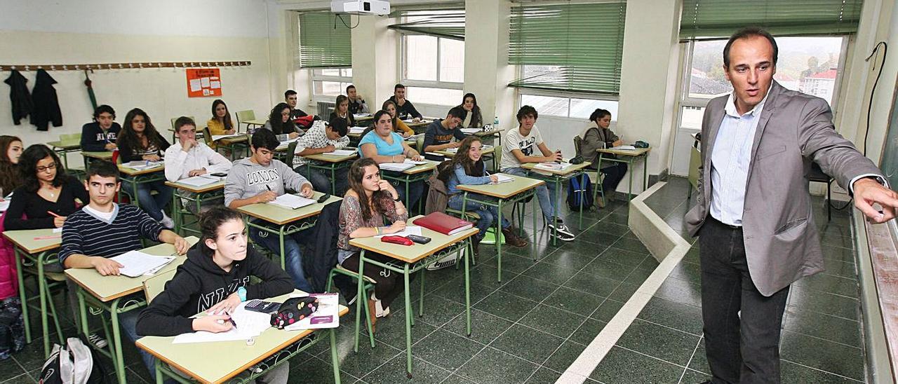 Alumnos de un instituto atienden a las explicaciones de su profesor