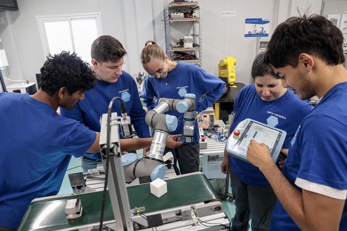 Alumnos de Mecatronica en el centro de FP Canastell