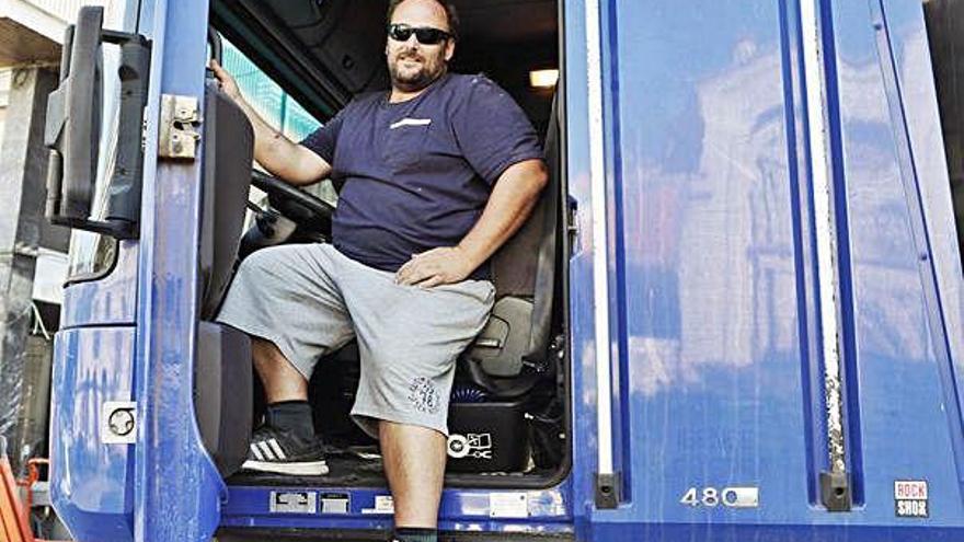 Juan Benedicto posa en la cabina de su camión.