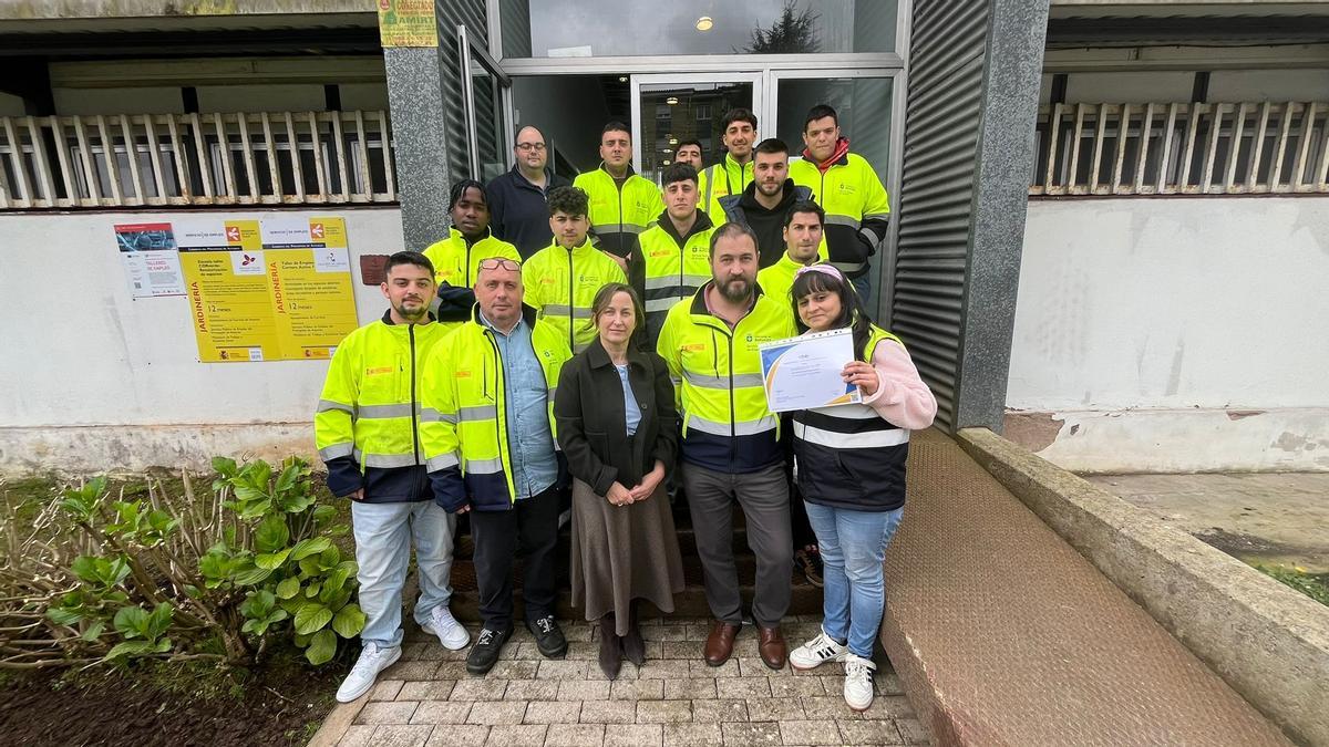 Participantes en la escuela taller de Corvera con Rocío Martínez, en el centro de la imagen.