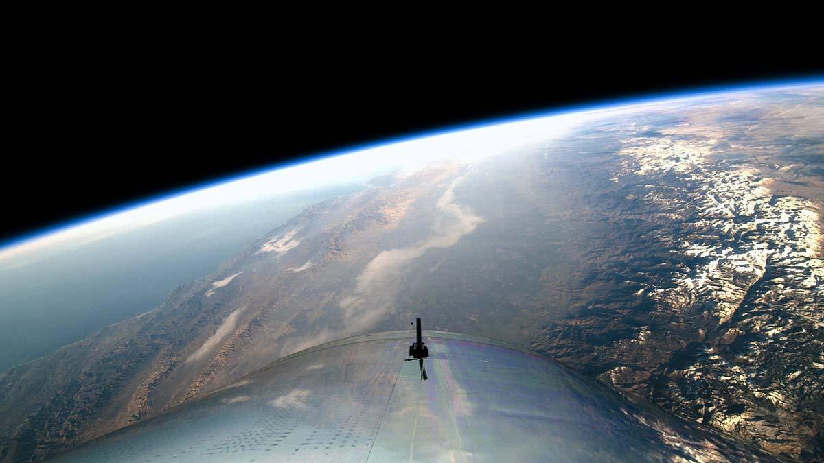 Éxito del primer vuelo comercial al espacio de Virgin con tripulantes. En la imagen, la Tierra vista desde el avión de Virgin Galactic.