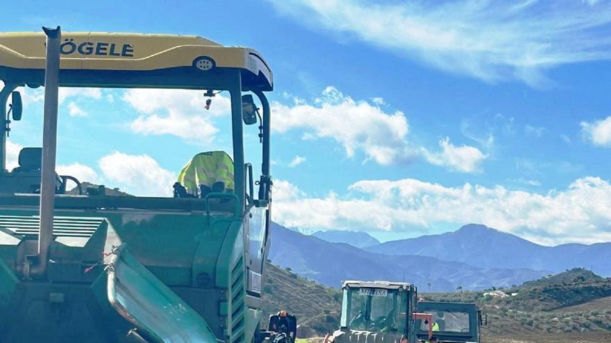 Mejoran la carretera que conecta Valle de Abdalajís con el Caminito del Rey