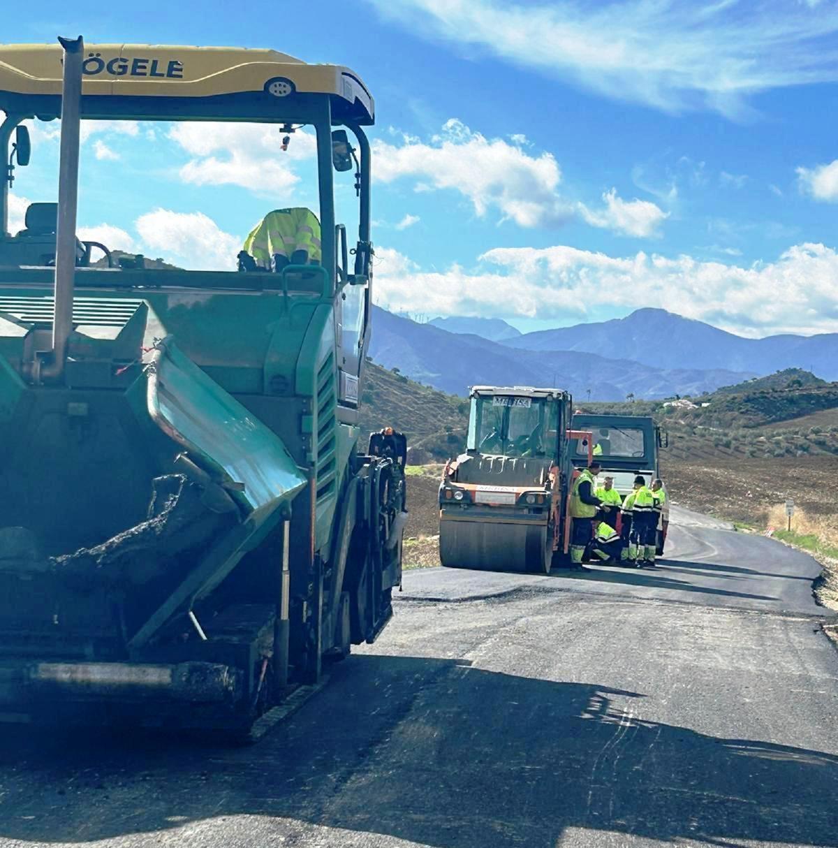 Obras de mejora en la carretera  MA-4401 entre Valle de Abdalajís y el Caminito del Rey.