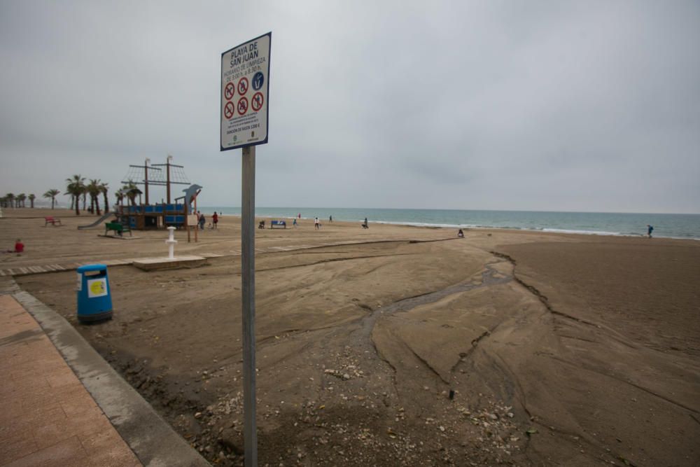 Imágenes de la playa de San Juan, donde la lluvia ha ocasionado serios daños en el arenal y el paseo peatonal.