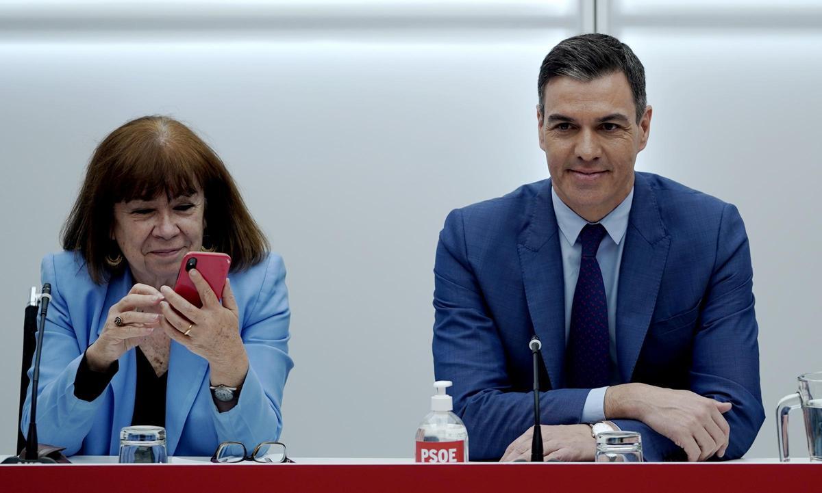 Pedro Sánchez y Cristina Narbona en una Ejecutiva del PSOE el pasado mayo.