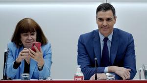 Pedro Sánchez y Cristina Narbona en una Ejecutiva del PSOE el pasado mayo. 