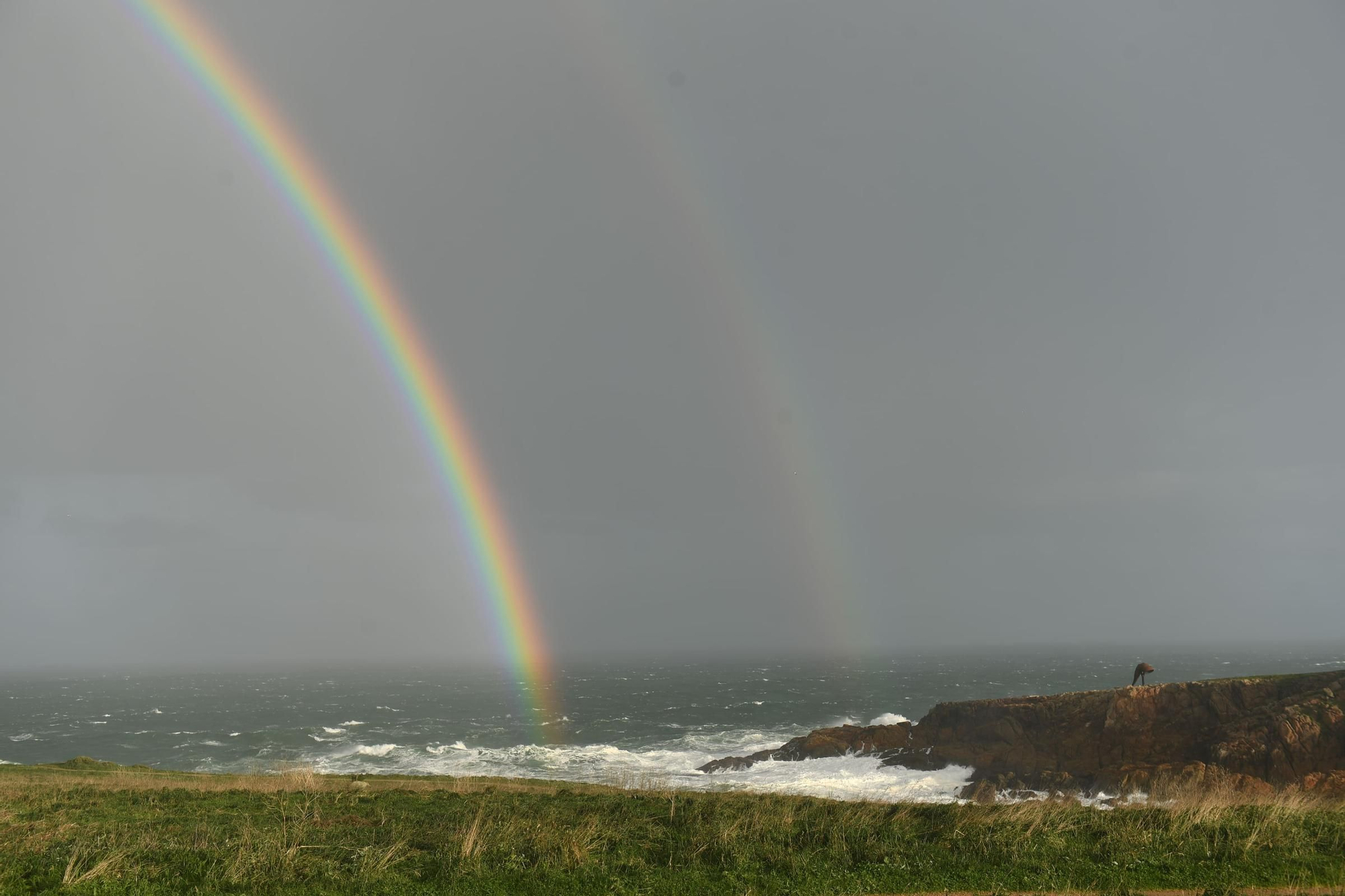 Un espectacular arcoiris se asoma por la Torre de Hércules