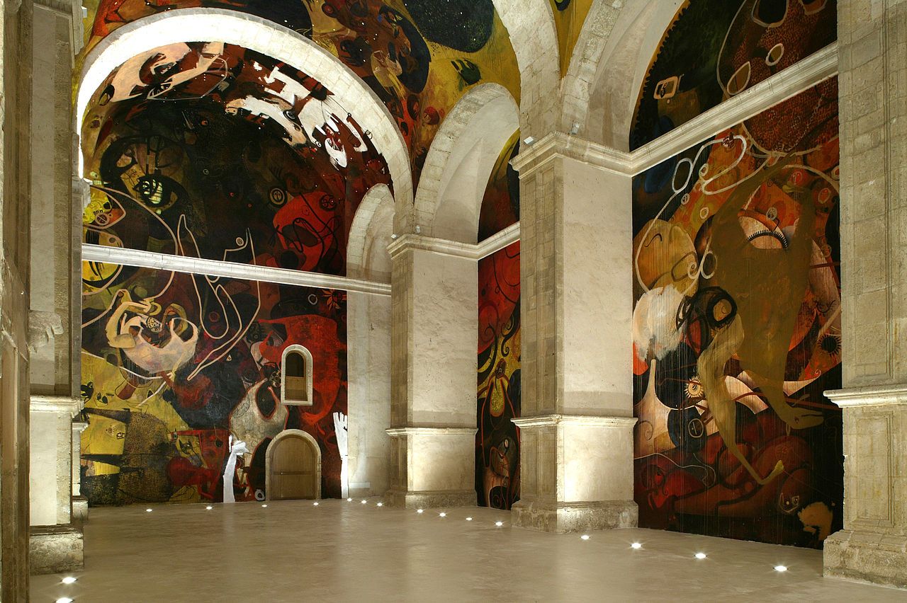 Los hermosos murales de Jesús Mateo en el interior de la iglesia de San Juan Bautista