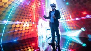 Un hombre con un casco de realidad virtual durante la primera jornada del Mobile World Congress celebrado en L’Hospitalet de Llobregat (Barcelona).