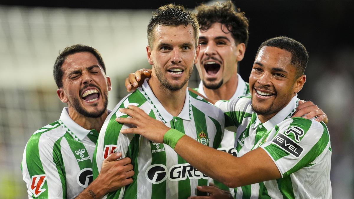 Giovani Lo Celso celebra el gol con sus compañeros.