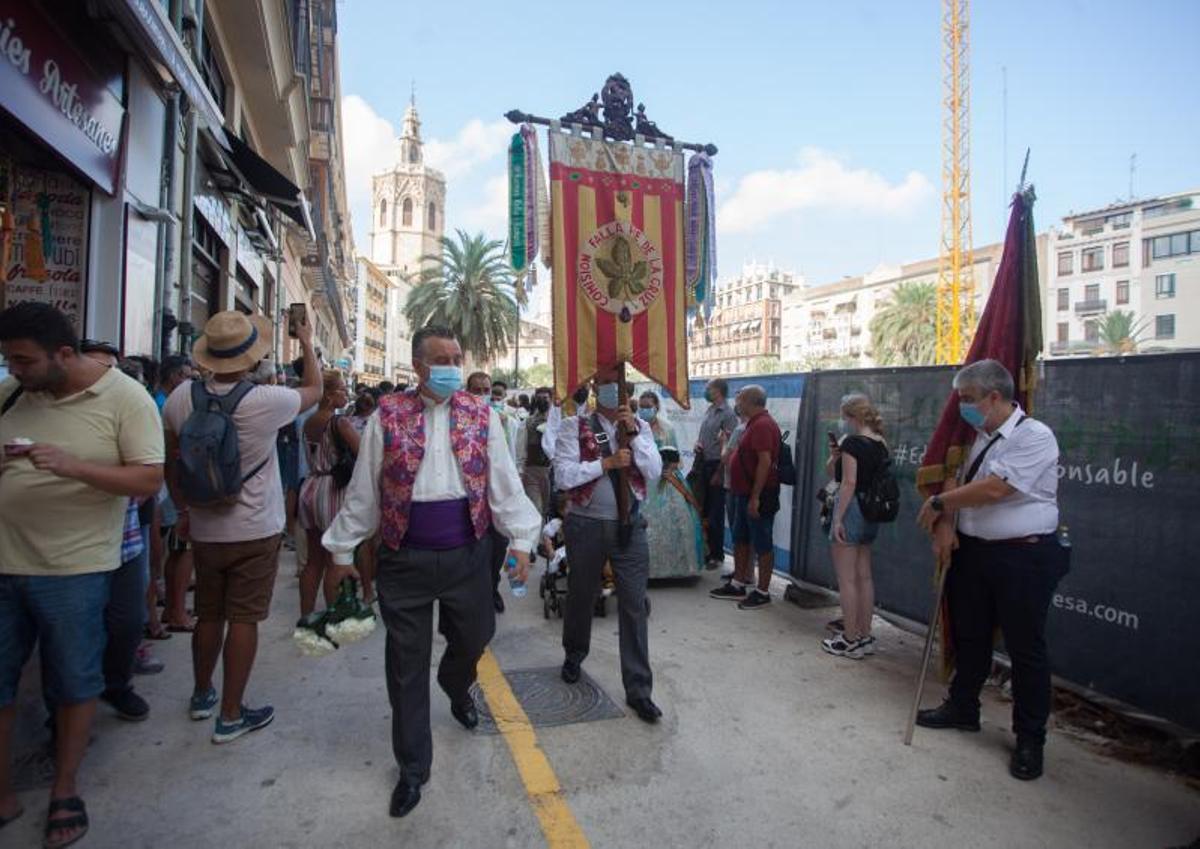 La calle Convento Jerusalén con el tradicional mercado callejero que precede a su monumento. | F. BUSTAMANTE