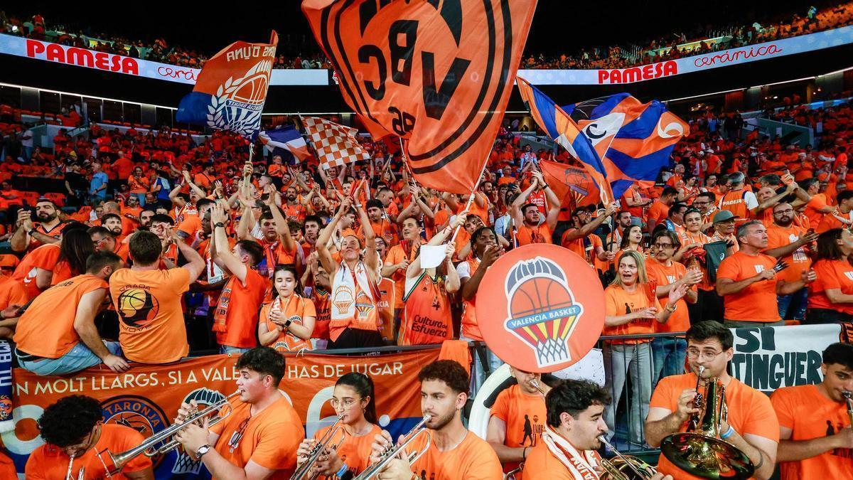 Aficionados del Valencia Basket, durante el quinto partido ante el Panathinaikos.