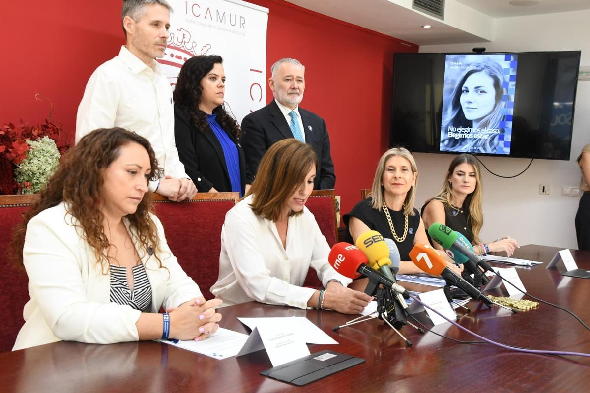 Maravillas Hernández, rodeada de parte de su equipo, en la rueda de prensa por el Día del Turno de Oficio.