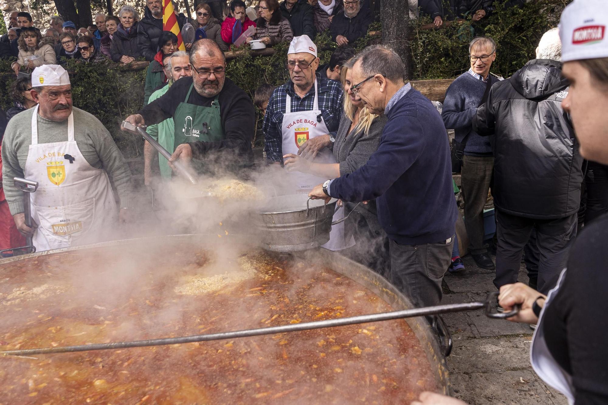 Bagà cuina el seu popular arròs per 2.500 persones