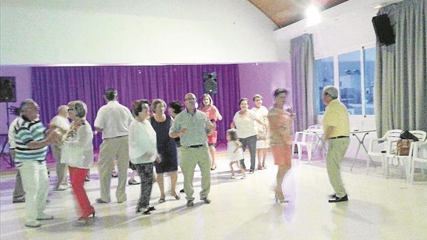 Gran acogida a los bailes con música en directo para mayores de Adamuz