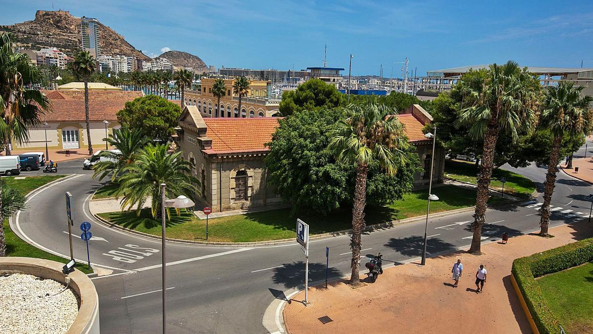 El antiguo edificio sanitario del Puerto de Alicante, en el centro de la imagen, se encuentra en desuso desde hace años. | RAFA ARJONES