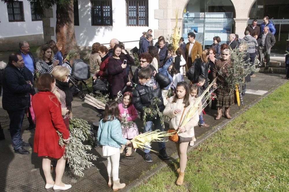 Fieles a la salida de la iglesia de San José en Bueu.